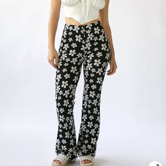 Urban Outfitters Pants - Urban Outfitters Bryn pull on Flare pants black with white daisy's size medium